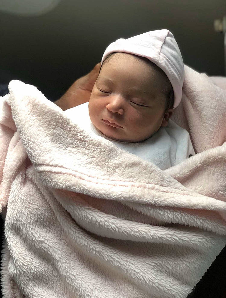 Amaïa participe au concours pour gagner de l'argent avec cette photo : baby, baby_sleeping, blanket, bonnet, cheek, child, comfort, linens, no_expression, person, photography, skin, textile, toddler, towel