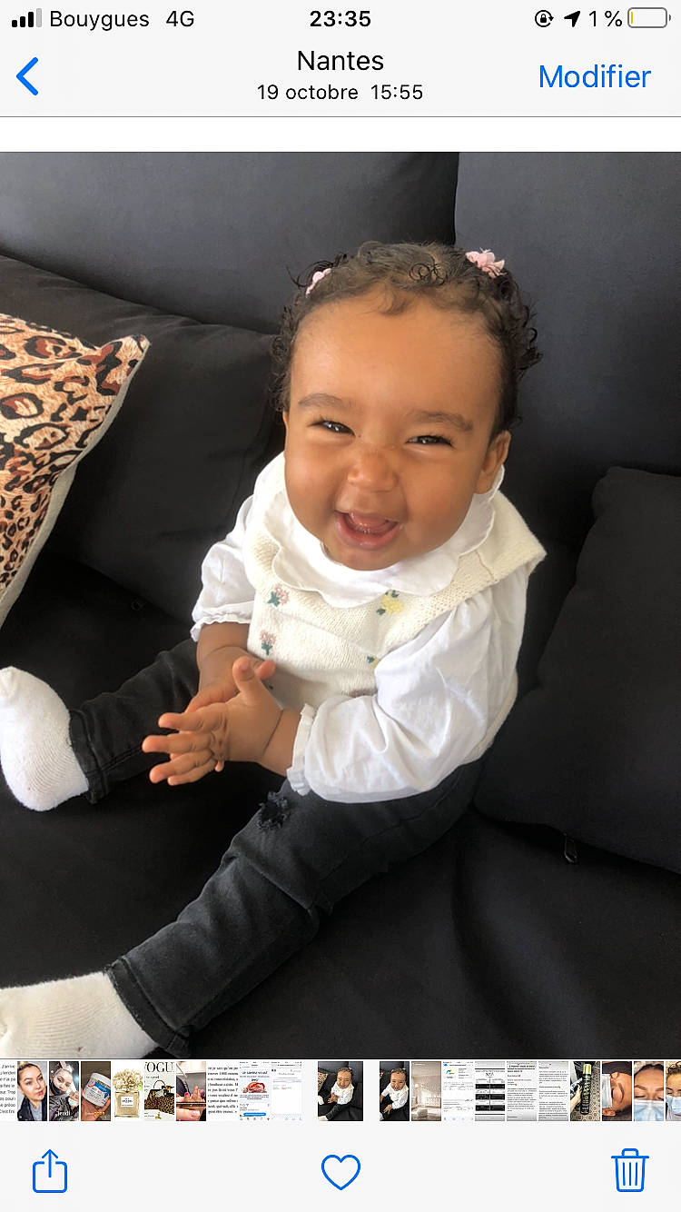 Amaïa participe au concours pour gagner de l'argent avec cette photo : armrest, baby, baby_toddler_clothing, blurred, child, child_model, comfort, couch, flash_photography, hair_accessory, headband, headpiece, living_room, mouth, person, photo_shoot, pillow, portrait, portrait_photography, sitting