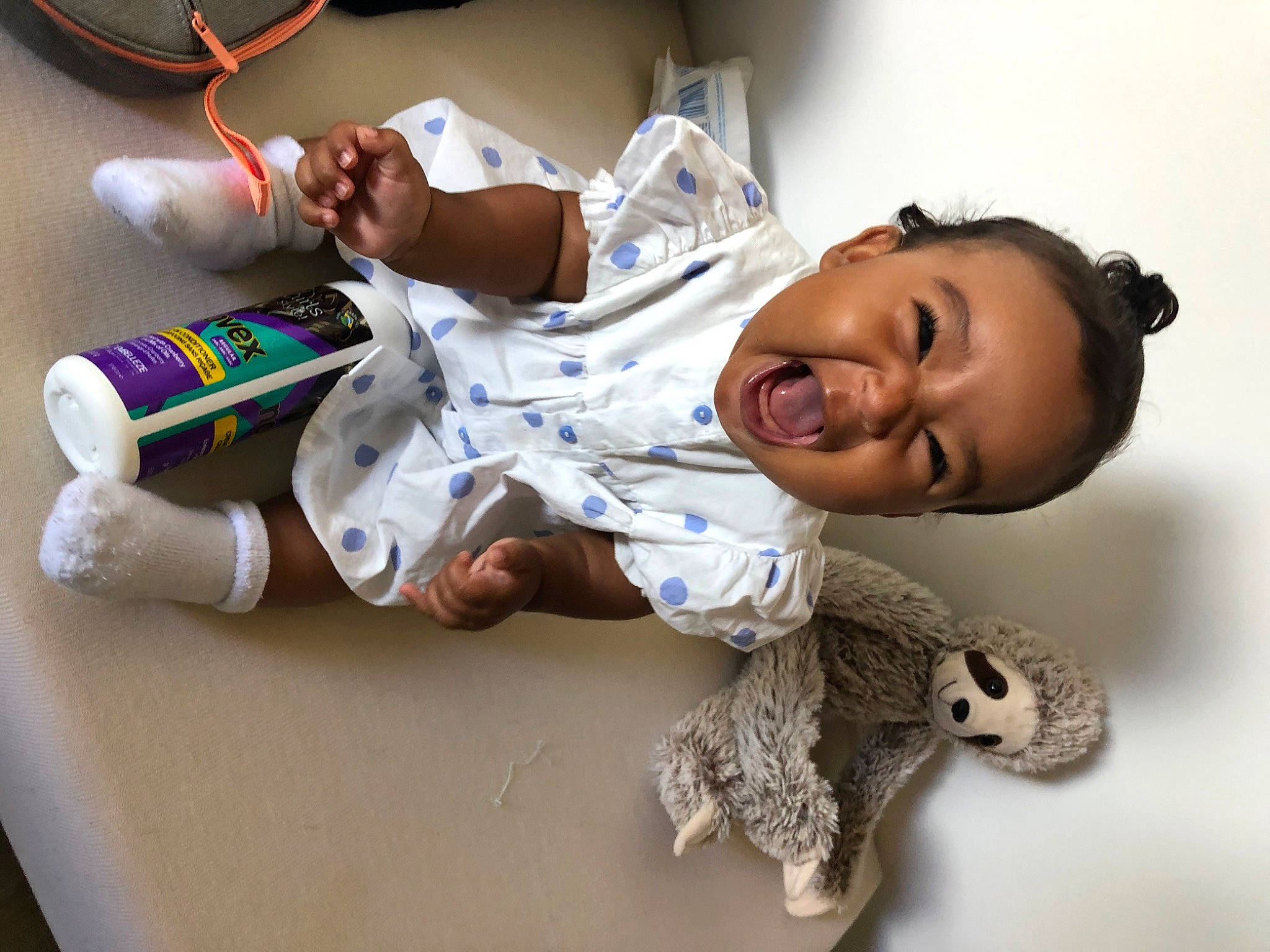 Amaïa a rejoint le concours — aidez-le/la à gagner de superbes lots ! baby_toddler_clothing, mouth, person, sock