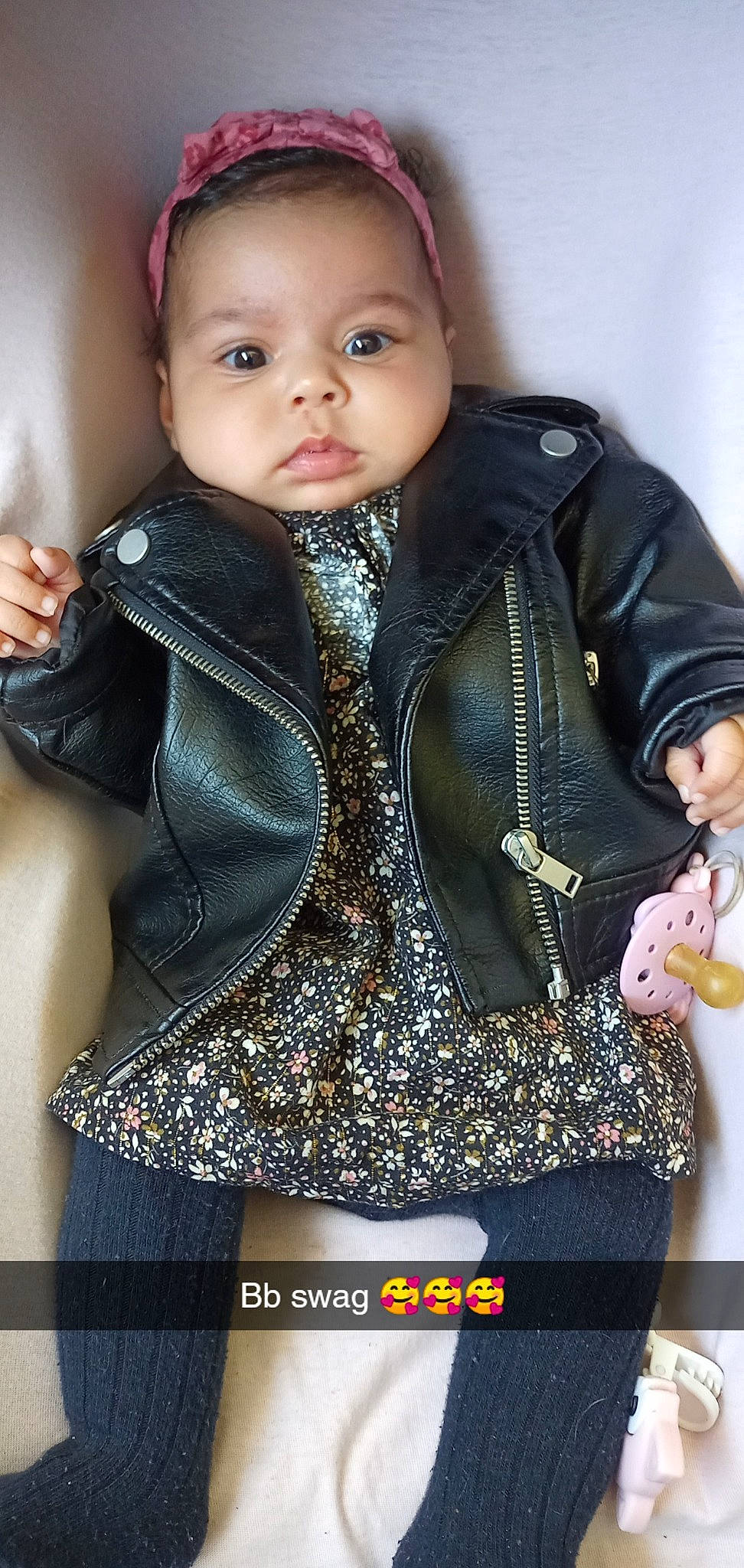 Islem participe au concours pour gagner de l'argent avec cette photo : baby_toddler_clothing, black, cheek, child, collar, fashion, fashion_design, gesture, hand, joint, neck, outerwear, pattern, person, skin, sleeve, standing, street_fashion, textile, toddler