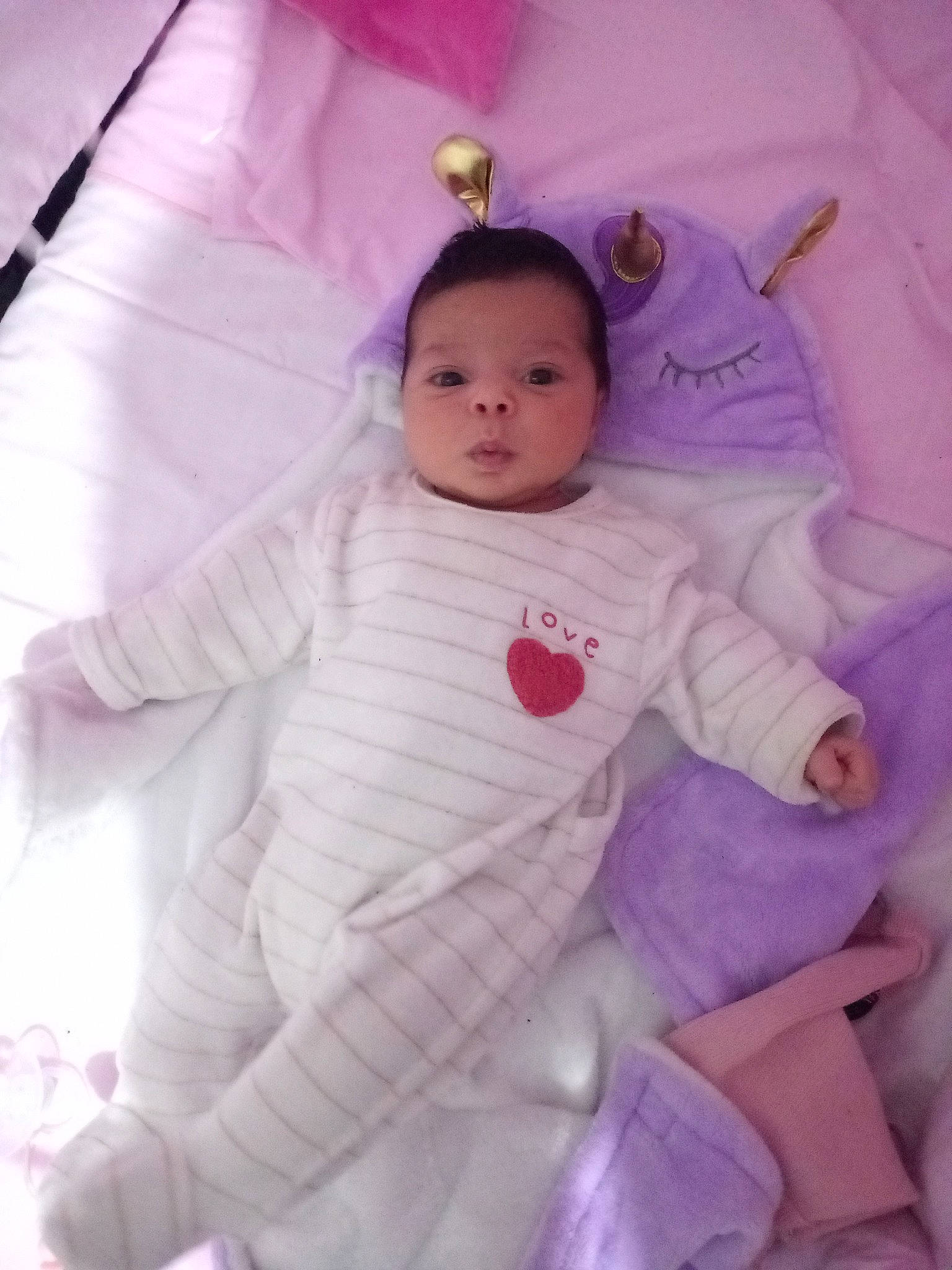 Islem a rejoint le concours — aidez-le/la à gagner de superbes lots ! baby, baby_products, baby_toddler_clothing, cheek, child, comfort, eyebrow, happy, iris, linens, magenta, nose, outerwear, person, pink, purple, skin, sleeve, textile, toddler