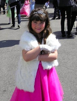 Jennyfer participe au concours pour gagner de l'argent avec cette photo : child, clothing, costume, event, fun, fur, fur_clothing, hair, happy, human_leg, joy, magenta, pedestrian, people, person, photograph, pink, purple, shoe, smile