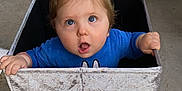 Tiago participe au concours pour gagner de l'argent avec cette photo : baby, blue_eyes, box, child, clothing, concrete, curious, cute, expression, floor, furniture, grip, human, indoor, long_sleeve, open_mouth, plastic_chair, playpen, toy, young