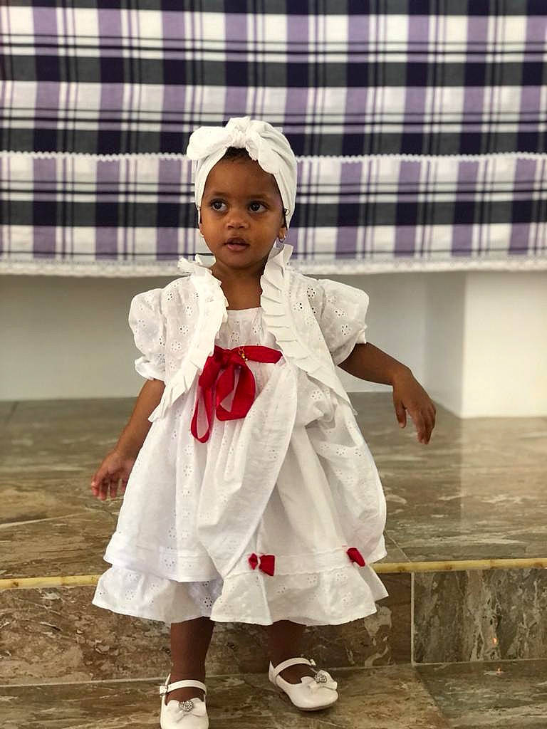 Aïsha participe au concours pour gagner de l'argent avec cette photo : baby_toddler_clothing, dress, event, face, fashion_accessory, fashion_design, flooring, footwear, happy, human_leg, leg, magenta, pattern, performing_arts, person, pink, sandal, shoe, sleeve, street_fashion