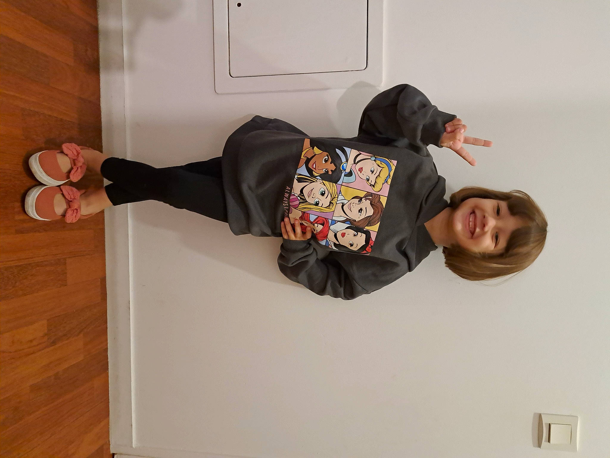 Amira a rejoint le concours — aidez-le/la à gagner de superbes lots ! comfort, elbow, flooring, foot, hardwood, human_leg, joy, knee, person, room, sleeve, smile, sock, sportswear, t_shirt, thigh, varnish, waist, wood, wood_stain