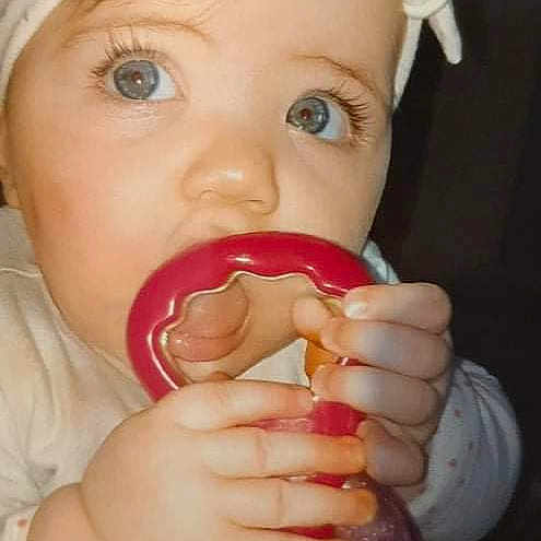 Ilina a rejoint le concours — aidez-le/la à gagner de superbes lots ! baby, cheek, dress, drinkware, eye, face, finger, food_craving, hand, head, headgear, human_body, jaw, lip, mouth, nail, nose, organ, skin, toddler