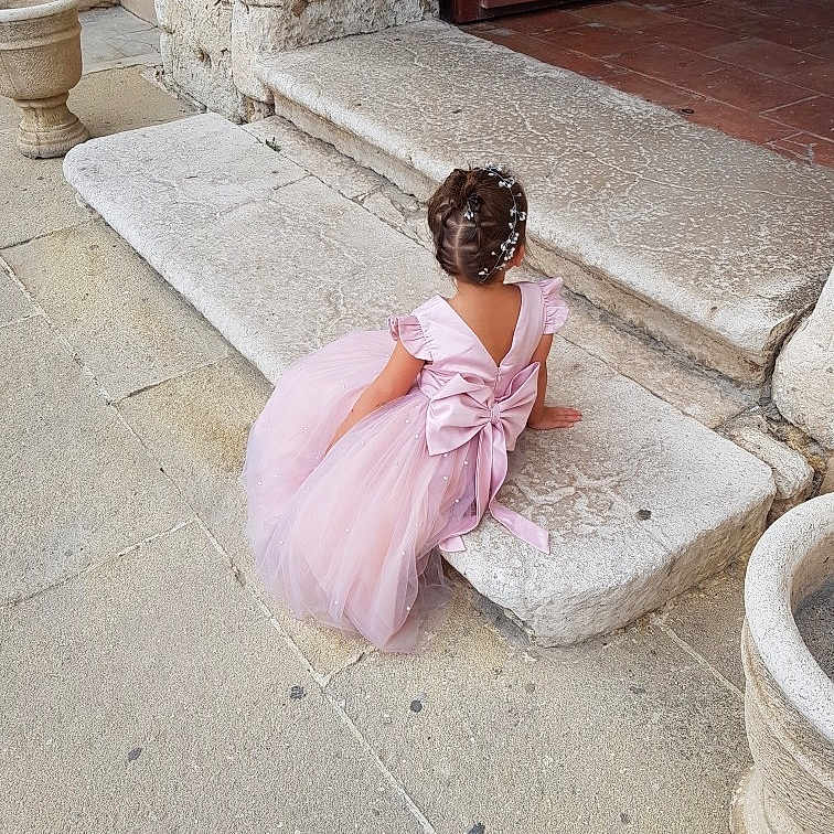 Amélia participe au concours pour gagner de l'argent avec cette photo : asphalt, comfort, dress, floor, flooring, foot, fun, hair, hand, head, human_body, human_leg, leg, leisure, road, road_surface, sandal, sidewalk, temple, waist