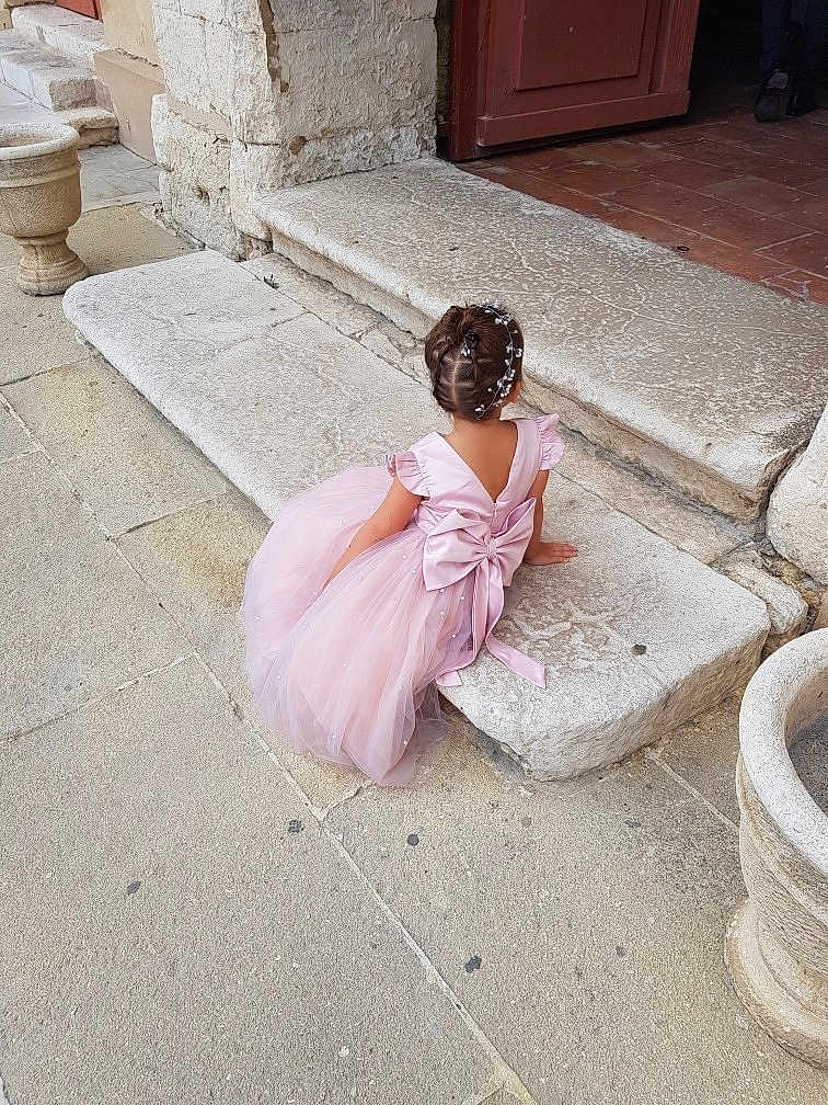 Amélia participe au concours pour gagner de l'argent avec cette photo : asphalt, comfort, dress, floor, flooring, foot, fun, hair, hand, head, human_body, human_leg, leg, leisure, road, road_surface, sandal, sidewalk, temple, waist