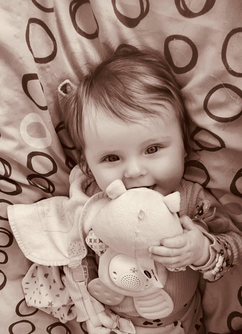 Leila participe au concours pour gagner de l'argent avec cette photo : baby, baby_toddler_clothing, cheek, child, close_up, eye, face, facial_expression, font, happy, head, iris, monochrome, monochrome_photography, people, person, skin, smile, textile, toddler