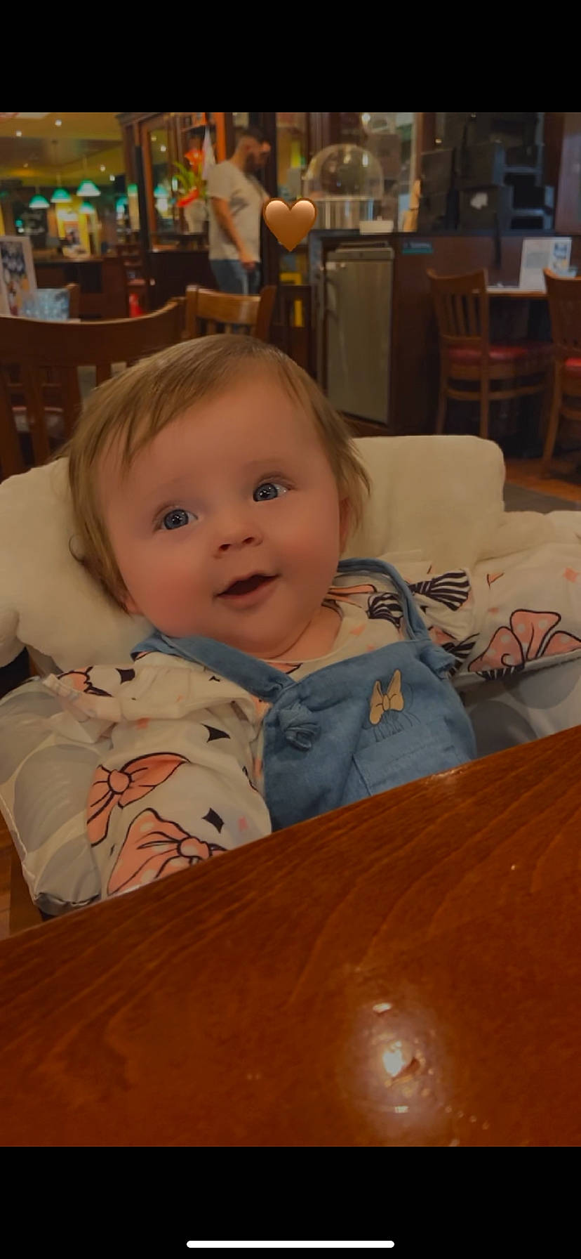 Leila a rejoint le concours — aidez-le/la à gagner de superbes lots ! baby, baby_toddler_clothing, chair, cheek, child, comfort, eyebrow, flooring, fun, hardwood, iris, nose, person, room, sitting, skin, smile, table, toddler, varnish