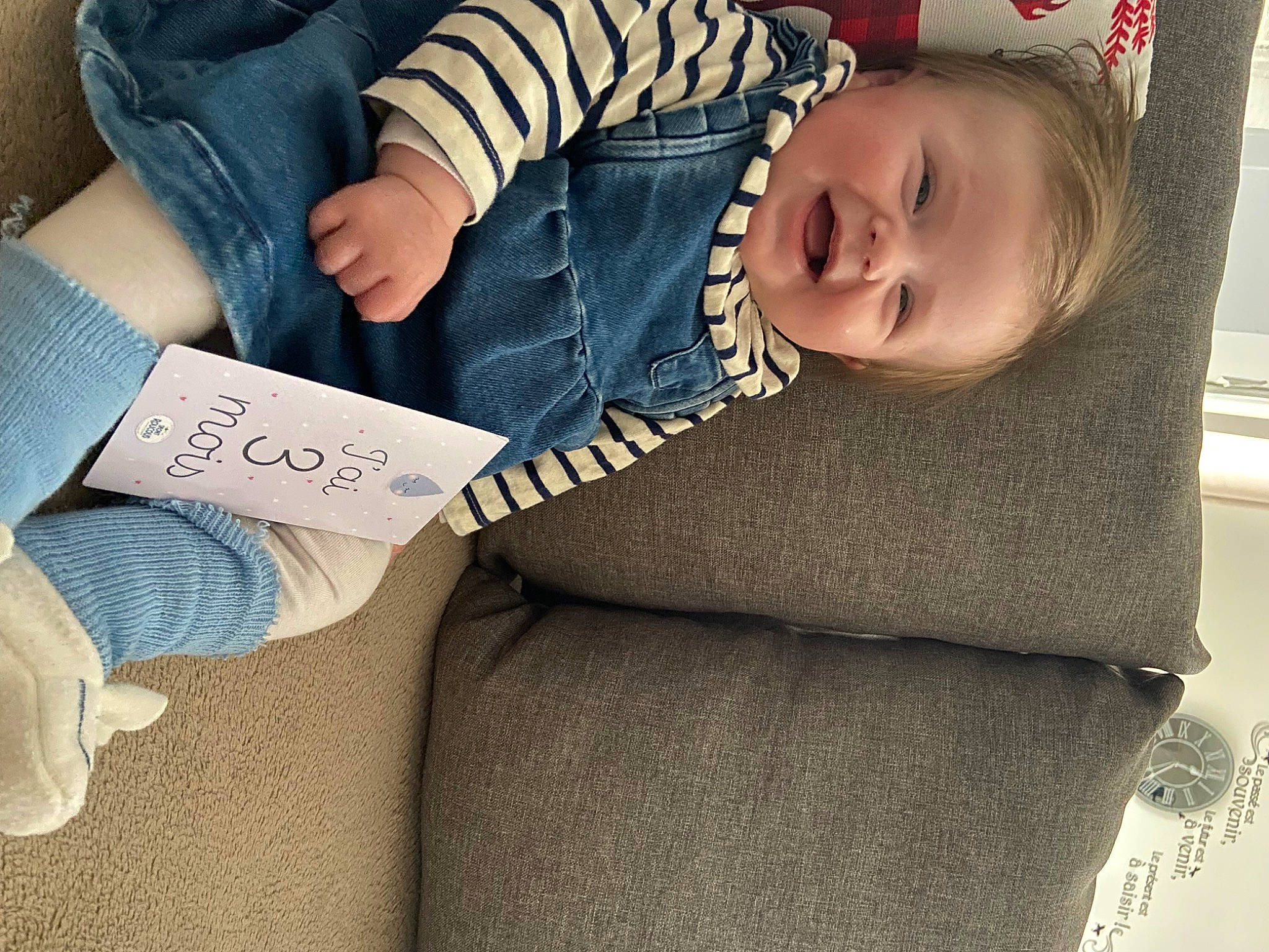 Leila participe au concours pour gagner de l'argent avec cette photo : baby, baby_toddler_clothing, child, clothing, comfort, couch, eye, facial_expression, human_body, linens, organ, outerwear, people, person, skin, sleeve, smile, t_shirt, textile, thigh