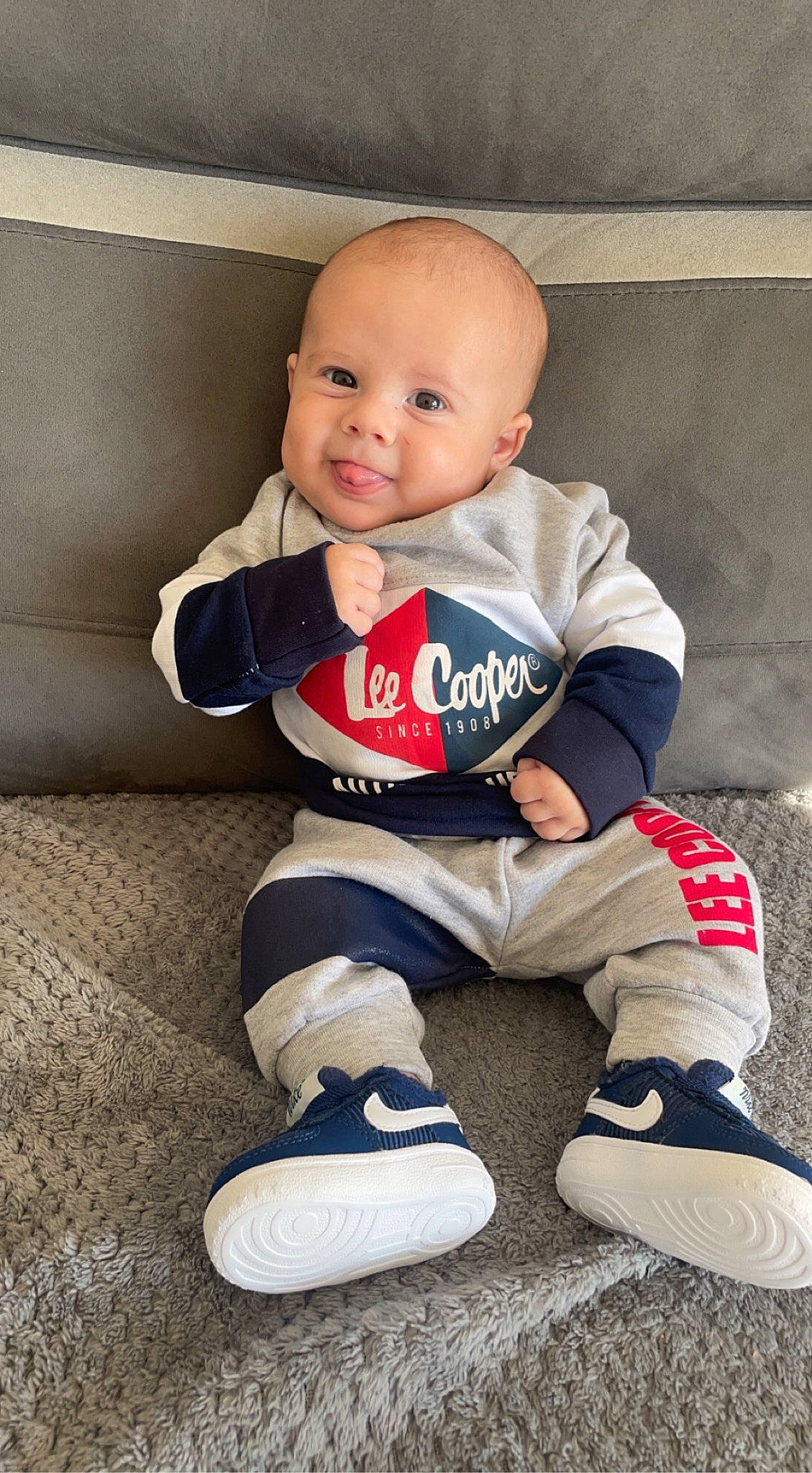 Maëlo a rejoint le concours — aidez-le/la à gagner de superbes lots ! baby, baby_products, baby_toddler_clothing, child, flash_photography, flooring, foot, footwear, happy, human_leg, knee, person, play, sitting, sleeve, smile, sneakers, sock, t_shirt, toddler