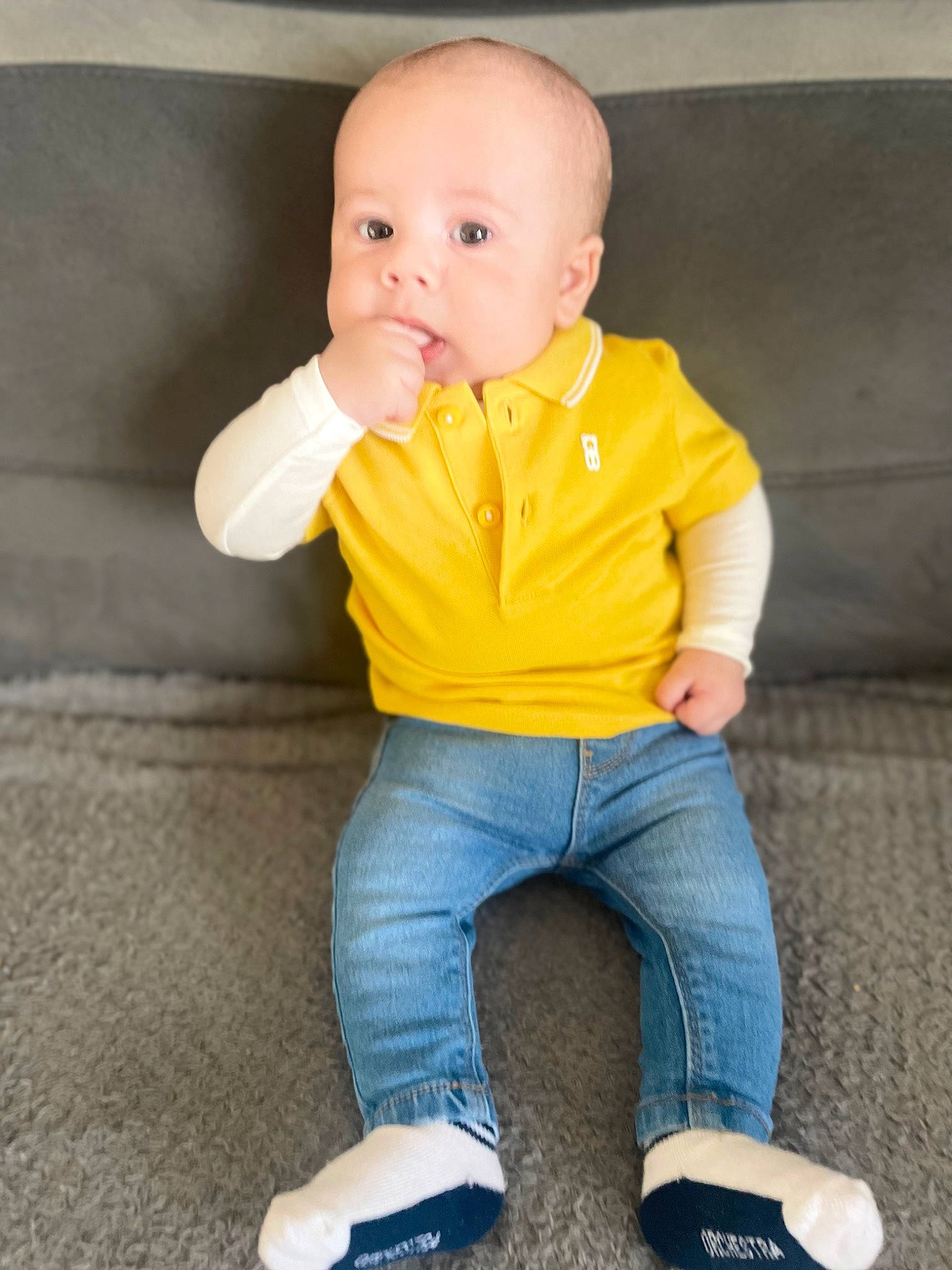 Maëlo participe au concours pour gagner de l'argent avec cette photo : arm, baby, baby_toddler_clothing, cheek, eye, finger, hand, happy, head, human_body, jeans, joint, leg, neck, nose, organ, person, skin, sleeve, standing