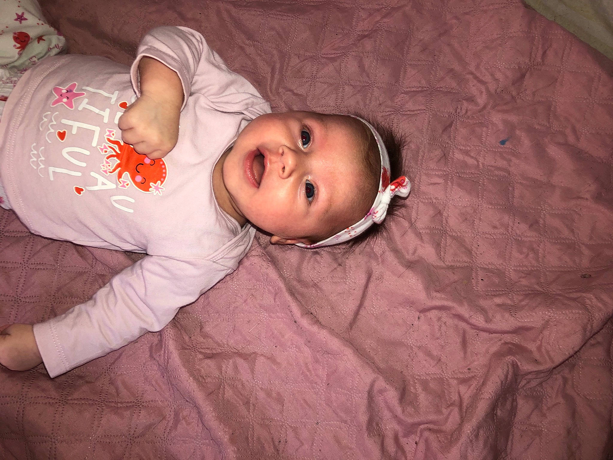 Thalya a rejoint le concours — aidez-le/la à gagner de superbes lots ! baby, baby_toddler_clothing, cheek, chin, comfort, eye, eyebrow, flash_photography, hair, headgear, human_body, iris, lip, mouth, nose, person, pink, skin, sleeve, textile