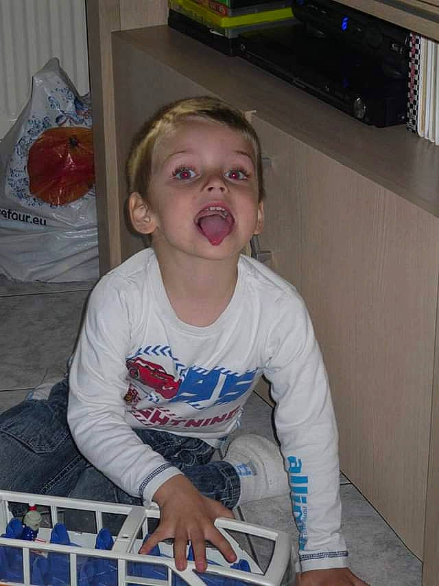 Dylan a rejoint le concours — aidez-le/la à gagner de superbes lots ! child, finger, fun, person, smile, t_shirt, toddler