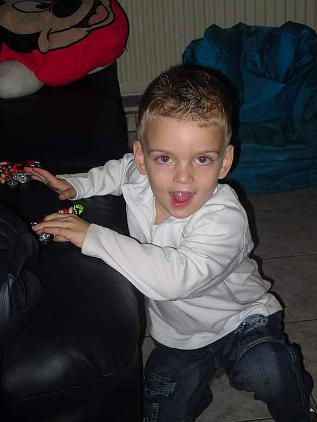 Dylan participe au concours pour gagner de l'argent avec cette photo : arm, child, finger, fun, lap, leg, person, sitting, smile, toddler, trunk