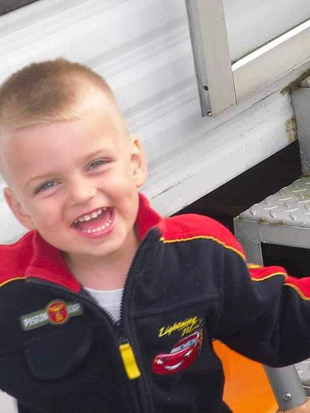 Dylan a rejoint le concours — aidez-le/la à gagner de superbes lots ! cheek, child, face, facial_expression, fun, jacket, joy, laugh, male, person, personal_protective_equipment, play, skin, smile, toddler