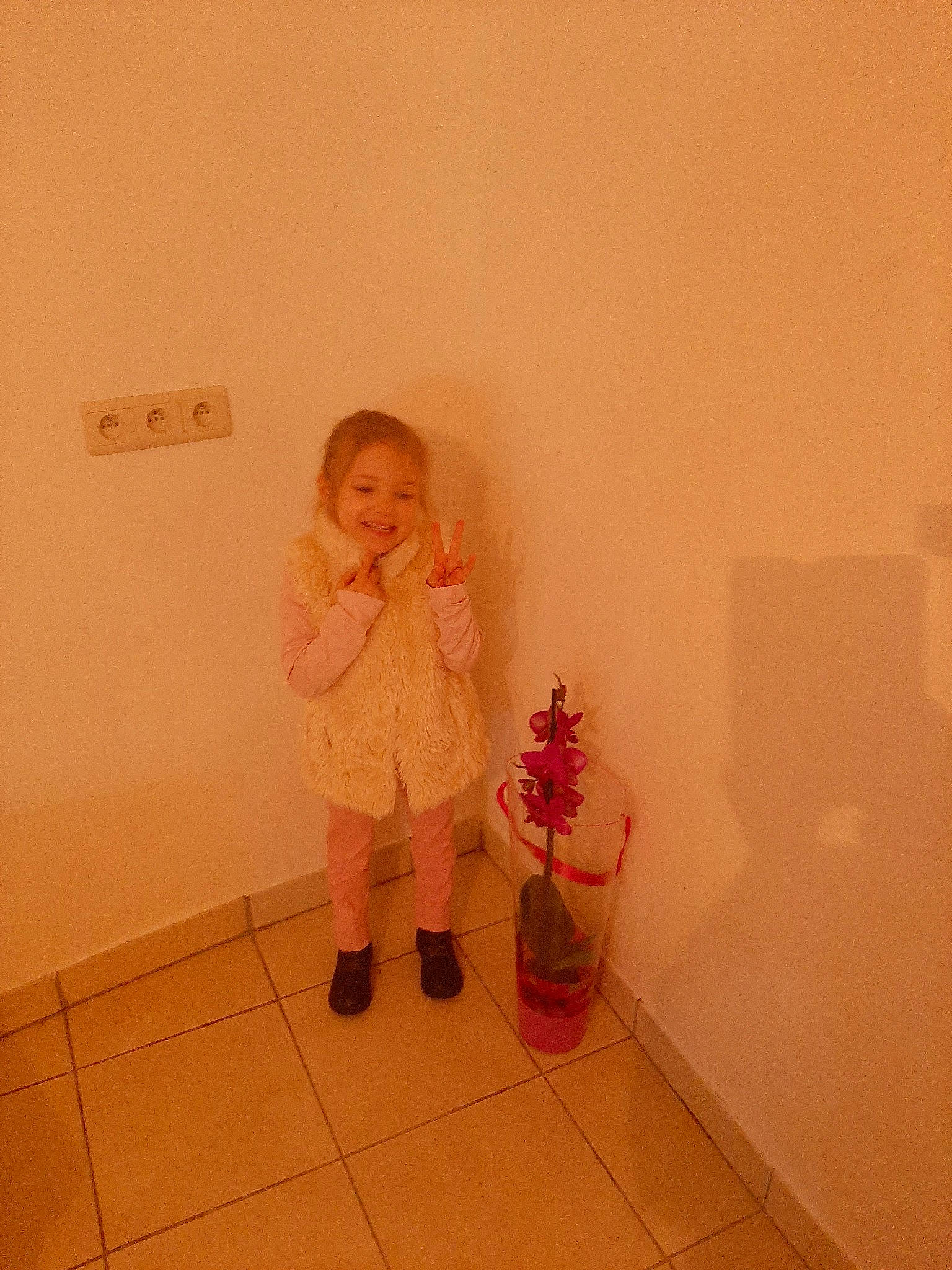 Allycia a rejoint le concours — aidez-le/la à gagner de superbes lots ! child, floor, joy, person, pink, room, standing, toddler