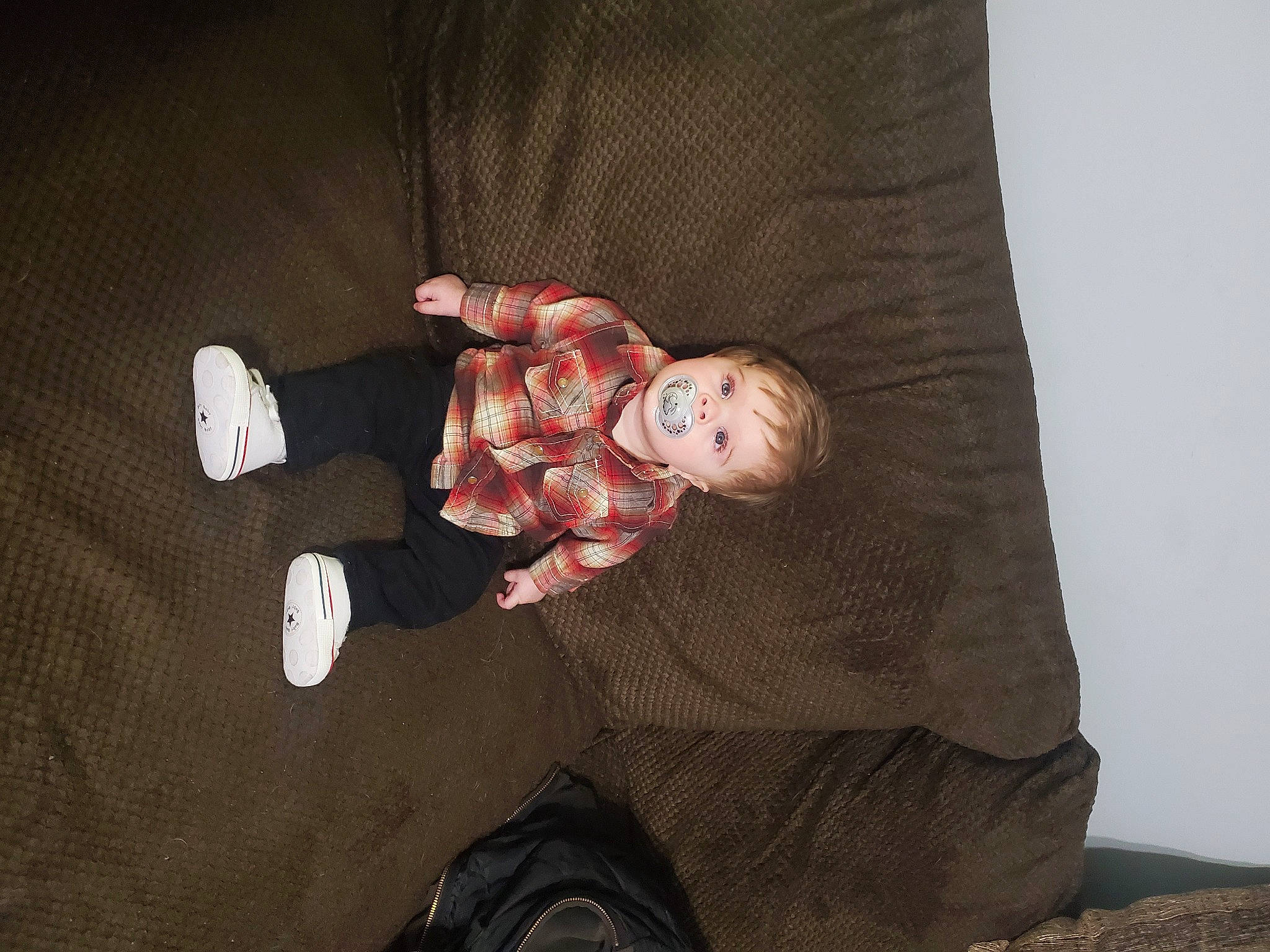 Kistan is registered to the contest to win money with this photo: baby, baby_toddler_clothing, backpack, brown, child, comfort, finger, fun, landscape, linens, luggage_and_bags, person, rock, room, sitting, sleeve, toddler, tree, wood