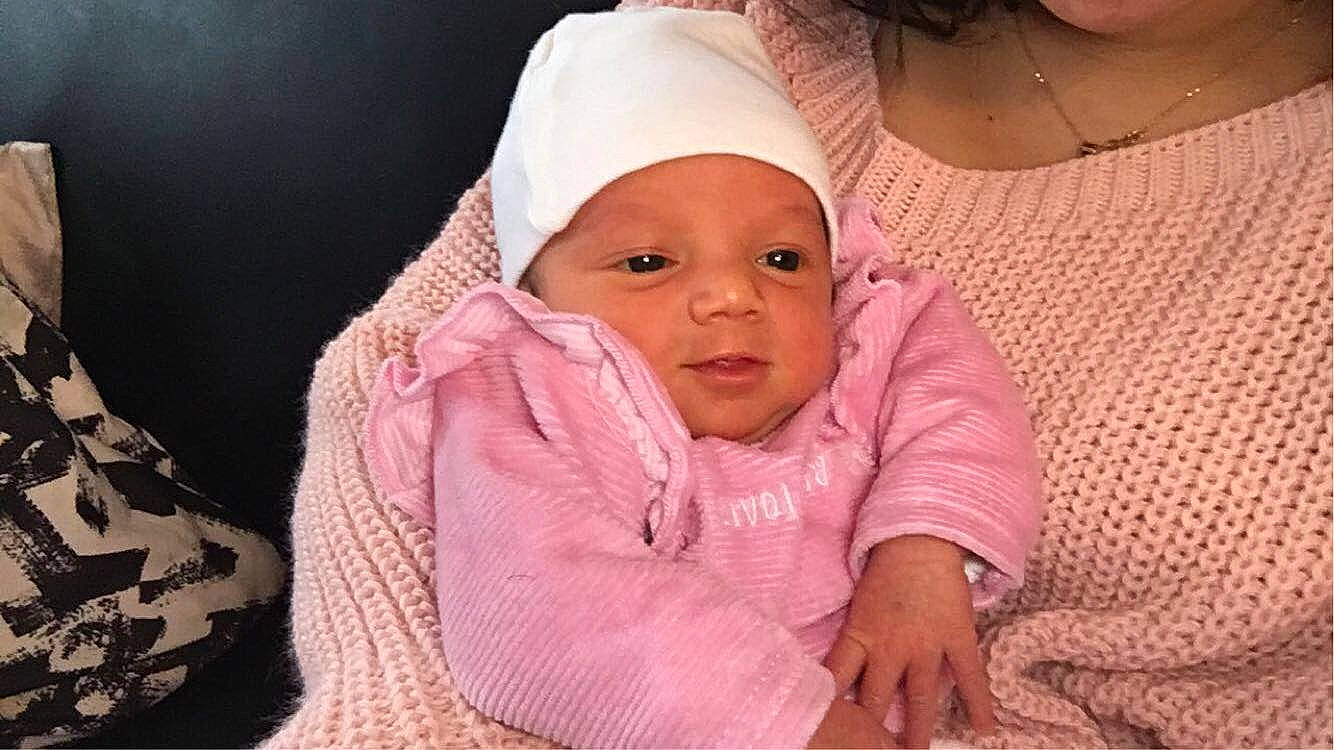 Mona participe au concours pour gagner de l'argent avec cette photo : baby, cheek, child, daughter, eye, finger, forehead, head, headgear, headwear, lip, nose, person, pink, skin, smile, toddler