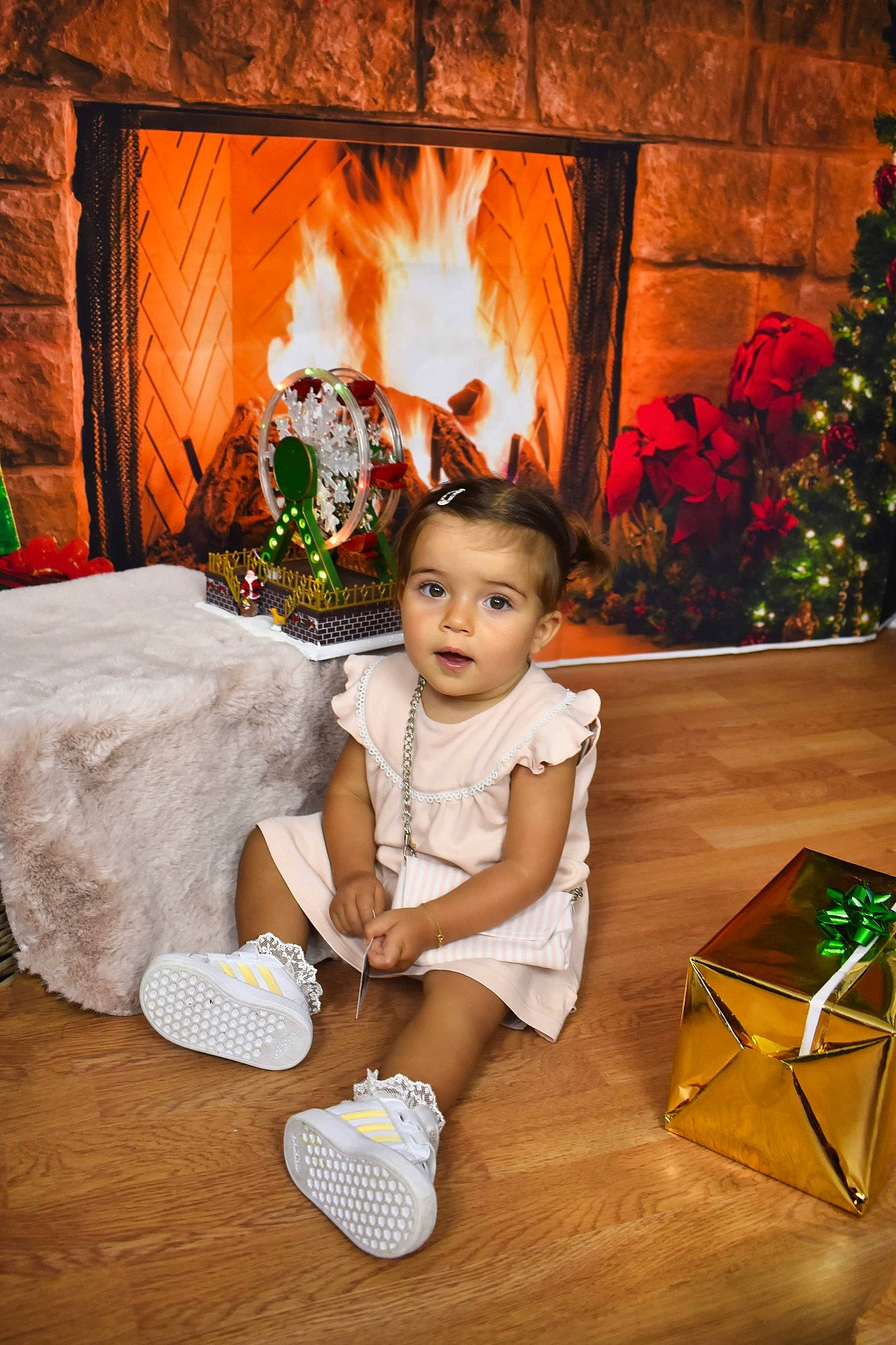 Kamila a rejoint le concours — aidez-le/la à gagner de superbes lots ! beauty, child, event, fireplace, flash_photography, flooring, fun, happy, holiday, house, light, lighting, person, plant, room, snapshot, sock, toddler, tradition, tree