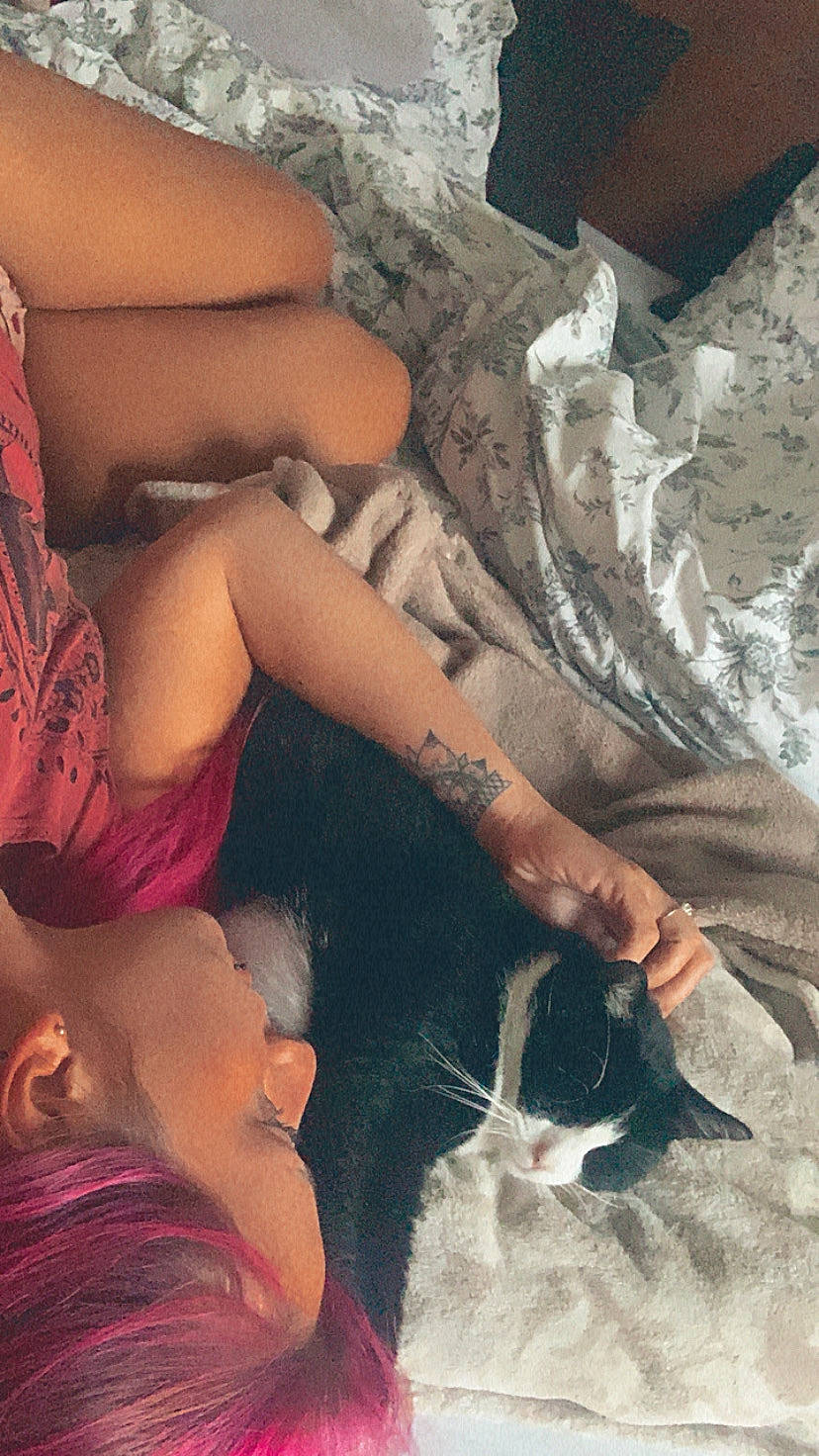 Chester participe au concours pour gagner de l'argent avec cette photo : arm, black_hair, chest, cool, elbow, eyelash, finger, gesture, hand, human_body, knee, leg, mouth, nail, sunglasses, textile, thigh, tree, trunk, wrist