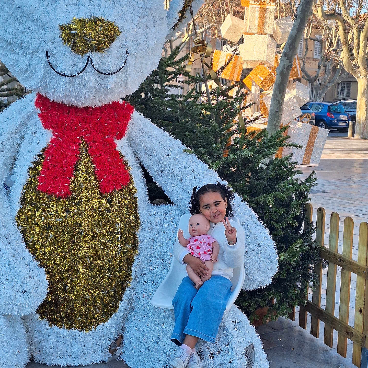 Naoual Chaala participe au concours pour gagner de l'argent avec cette photo : car, child, clothing, face, female, fence, girl, head, jeans, nature, outdoors, pants, person, photography, plant, portrait, transportation, tree, vehicle, winter