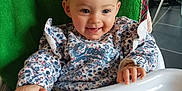 Charlie a rejoint le concours — aidez-le/la à gagner de superbes lots ! baby, child, cute, face, floor, floral_shirt, furniture, green_towel, hands, happy, head, high_chair, indoor, lighting, person, portrait, skin, smiling, table, window