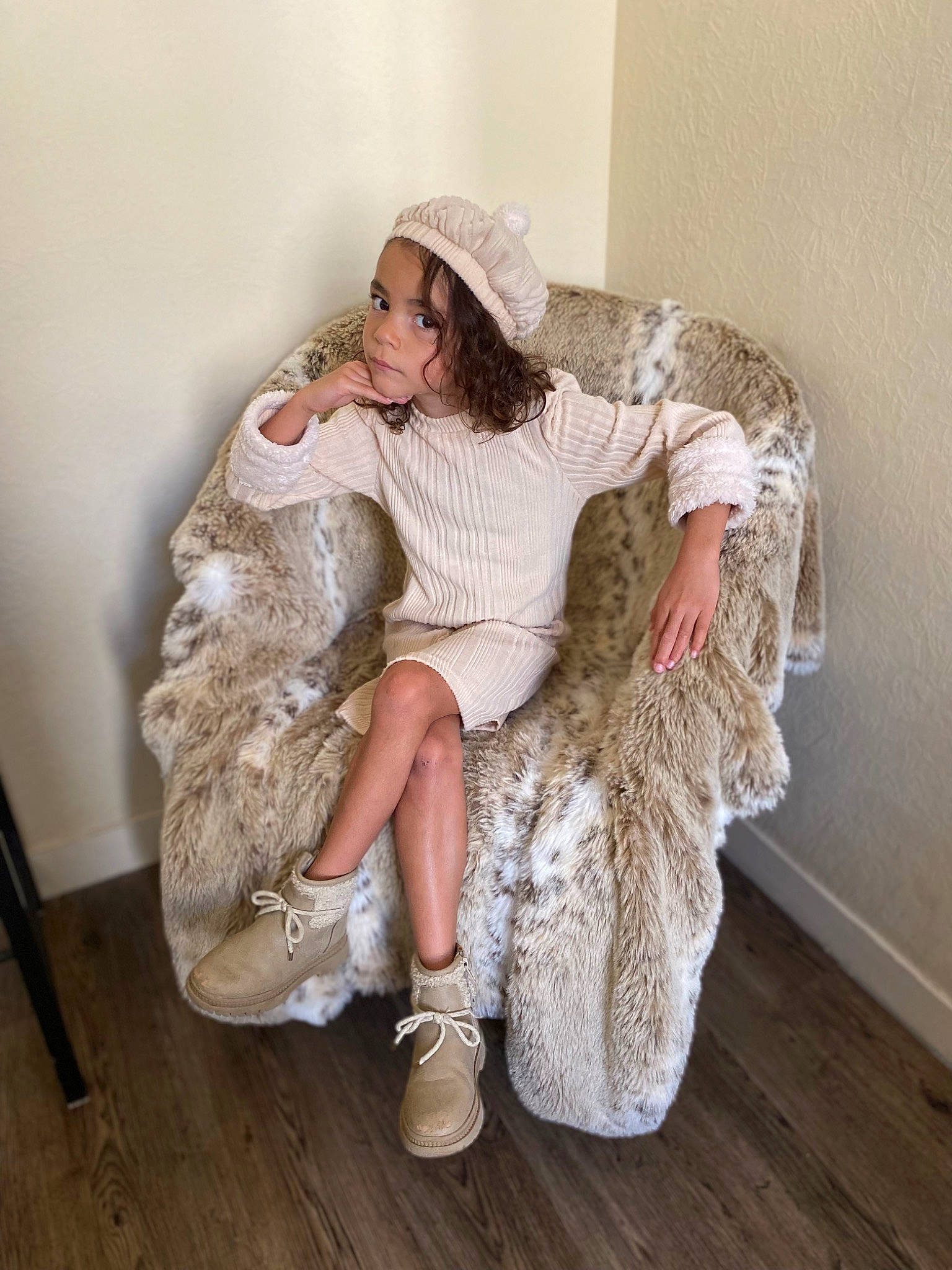 Iliana a rejoint le concours — aidez-le/la à gagner de superbes lots ! cap, chair, comfort, fashion_accessory, fashion_design, flooring, foot, fur, fur_clothing, hardwood, human_leg, knee, laminate_flooring, leg, person, sitting, sleeve, textile, thigh, wood