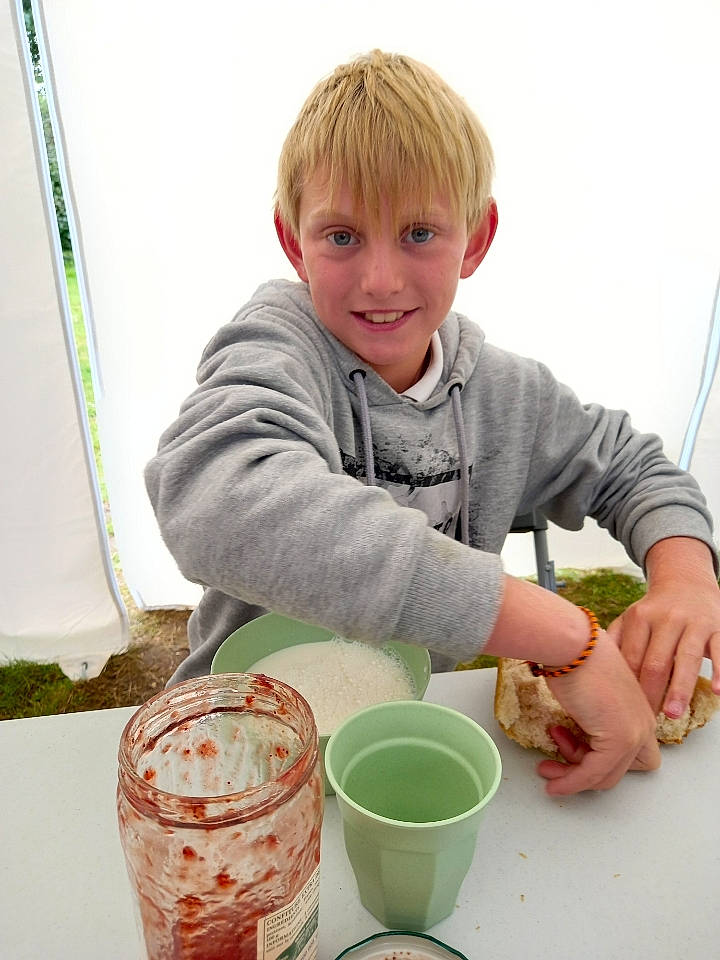 Gabriel a rejoint le concours — aidez-le/la à gagner de superbes lots ! chair, child, comfort_food, cooking, cup, drink, drinkware, fun, hoodie, ingredient, joy, paint, person, play, sitting, sleeve, smile, t_shirt, table, thumb