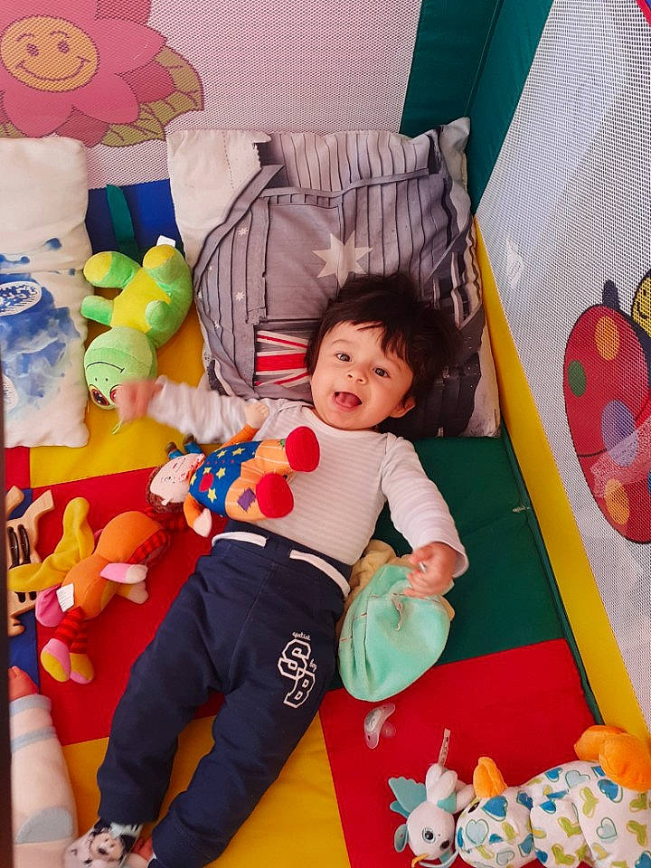 Thibaut a rejoint le concours — aidez-le/la à gagner de superbes lots ! baby, baby_playing_with_toys, baby_products, baby_safety, baby_toddler_clothing, baby_toys, coquelicot, fruit, infant_bed, person, play, plush, rabbits_and_hares, sock, stuffed_toy, toy