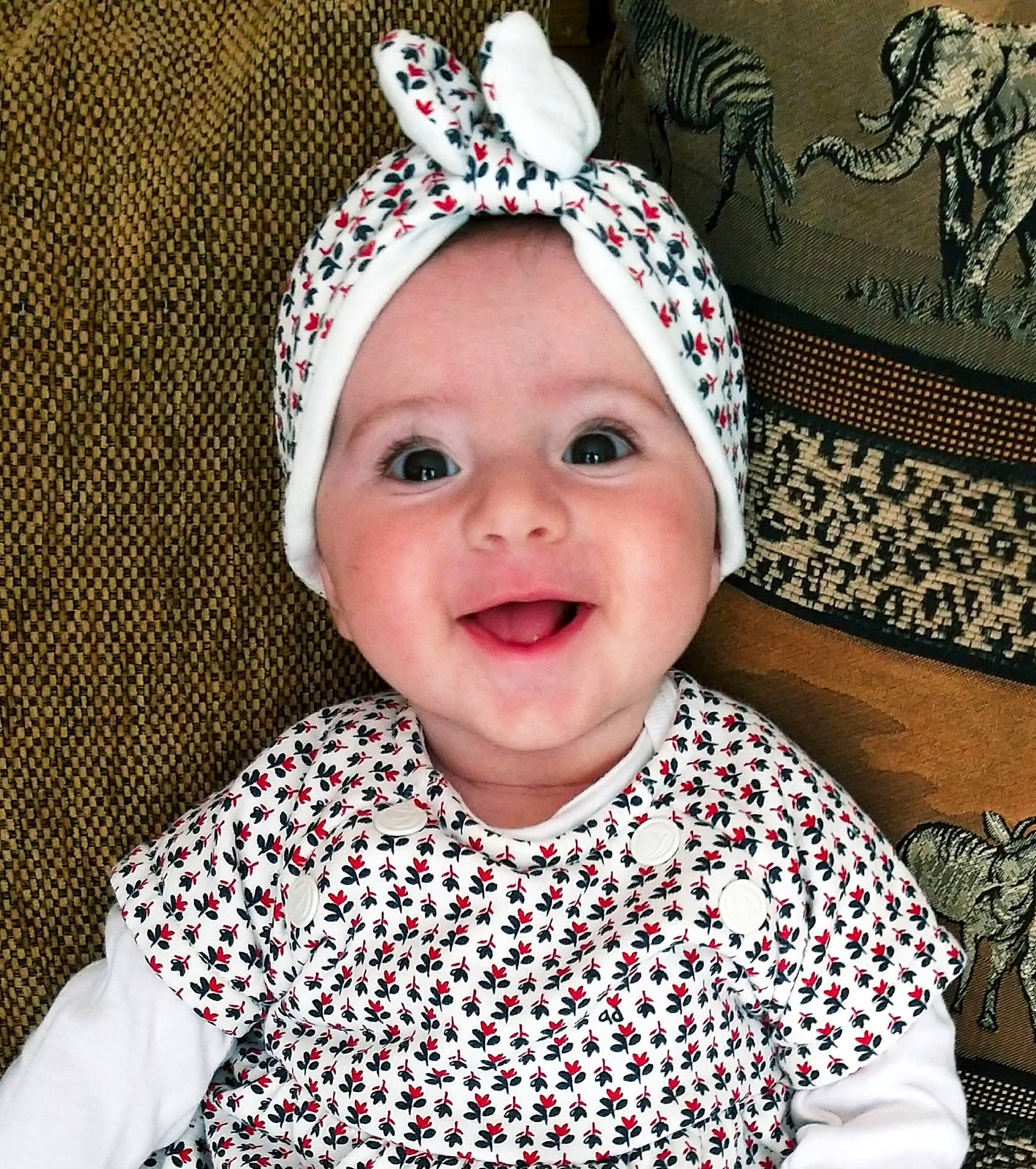 Ma?lyne a rejoint le concours — aidez-le/la à gagner de superbes lots ! baby, baby_laughing, baby_toddler_clothing, bonnet, cap, child, clothing, costume_accessory, design, ear, fashion_accessory, hair_accessory, hat, head, headgear, pattern, person, polka_dot, smile, toddler