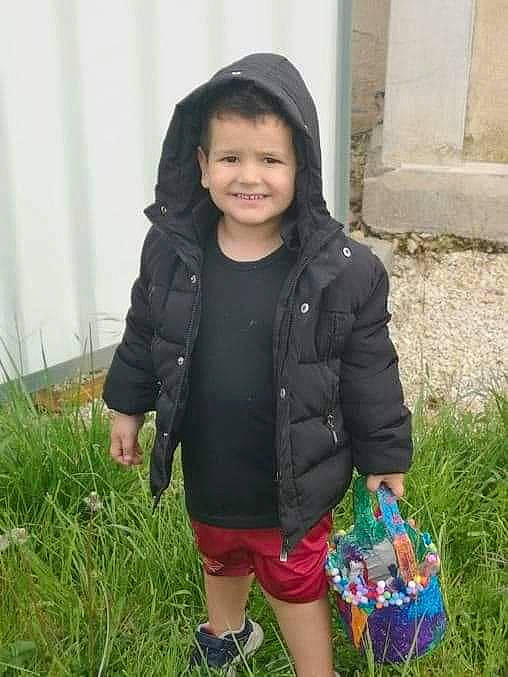 Georges a rejoint le concours — aidez-le/la à gagner de superbes lots ! black_hair, child, child_model, grass, happy, jacket, joy, lawn, outerwear, person, plant, play, skin, sleeve, smile, t_shirt, toddler