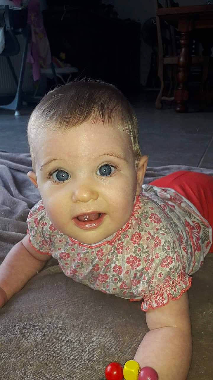 Emma Louise a rejoint le concours — aidez-le/la à gagner de superbes lots ! baby, cheek, child, chin, eye, face, forehead, head, iris, lip, nose, person, sitting, skin, smile, toddler