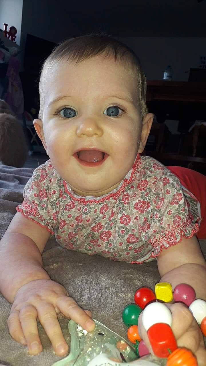 Emma Louise a rejoint le concours — aidez-le/la à gagner de superbes lots ! baby, cheek, child, eye, face, fun, head, iris, nose, person, play, skin, smile, toddler, toy