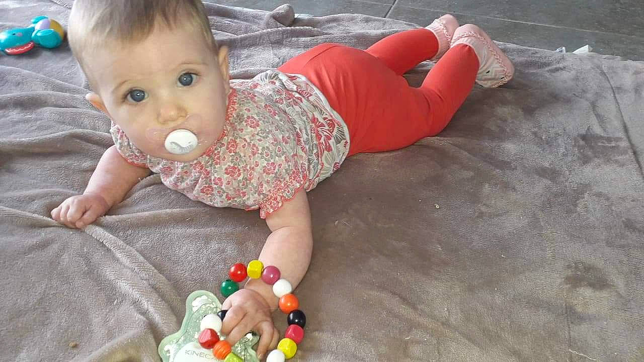 Emma Louise participe au concours pour gagner de l'argent avec cette photo : baby, child, person, play, product, toddler, toy, tummy_time