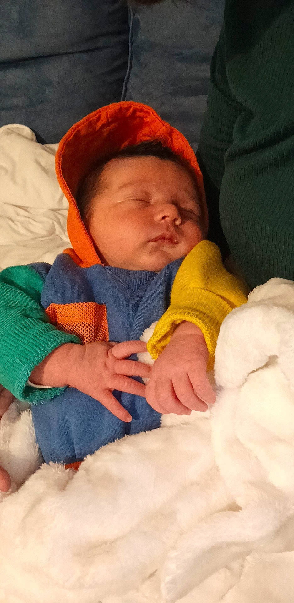 Marin participe au concours pour gagner de l'argent avec cette photo : baby, baby_products, baby_safety, baby_sleeping, baby_toddler_clothing, bedtime, blanket, cheek, child, comfort, eye, finger, linens, nap, person, room, skin, sleep, textile, thumb