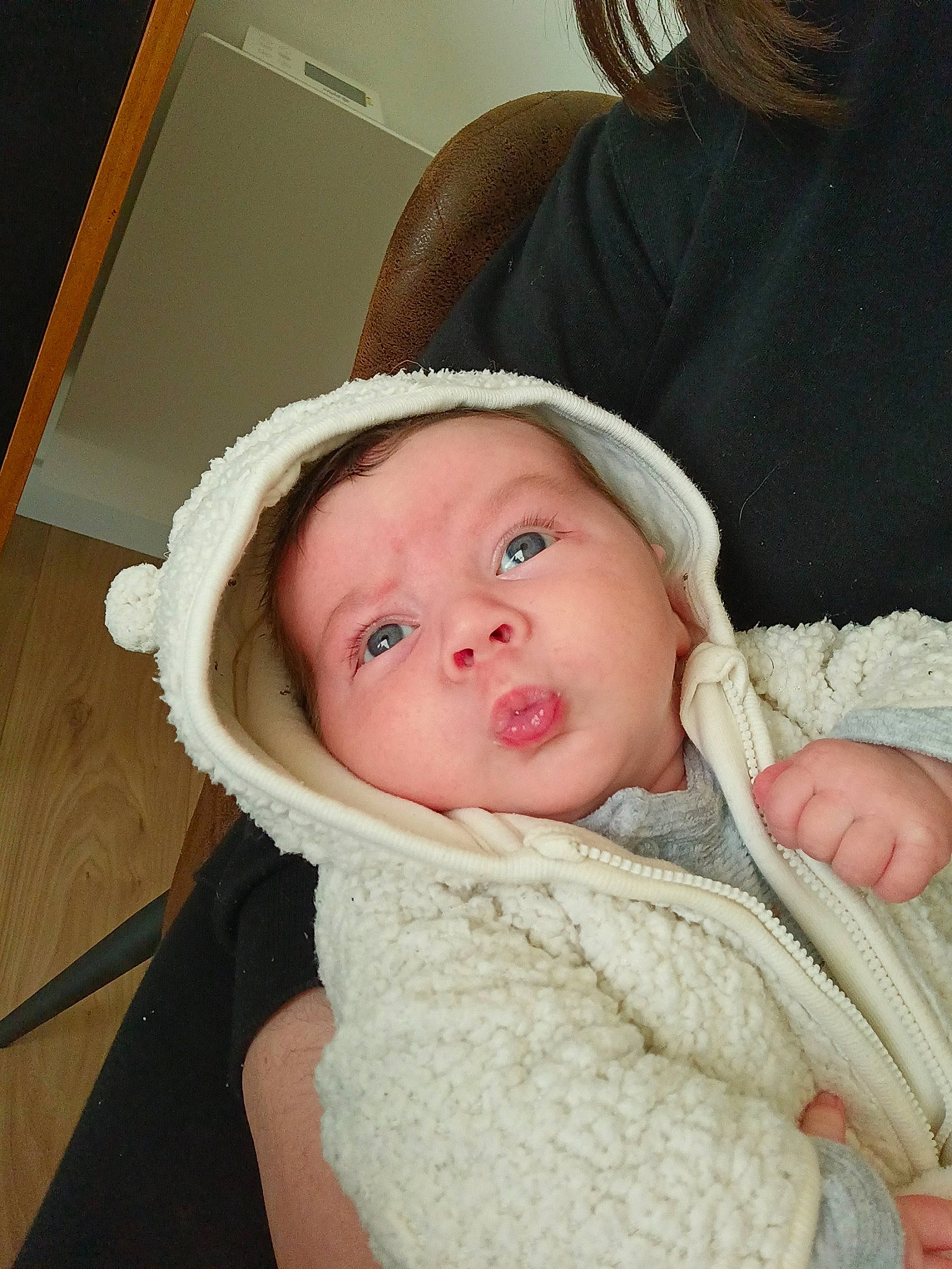 Marin a rejoint le concours — aidez-le/la à gagner de superbes lots ! baby, baby_products, baby_safety, baby_sleeping, baby_toddler_clothing, bonnet, cheek, child, collar, comfort, eyebrow, eyelash, fashion_accessory, hat, iris, lip, person, sitting, sleeve, toddler