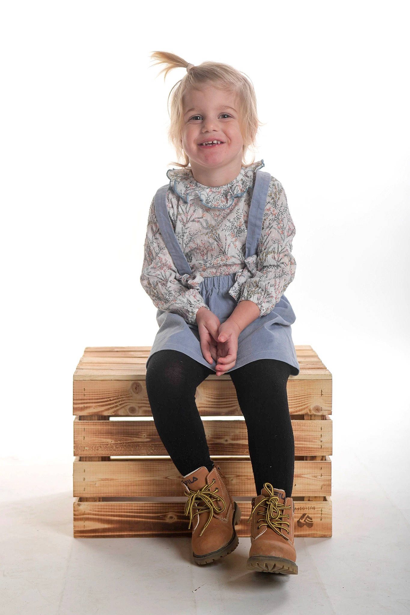 Giulia a rejoint le concours — aidez-le/la à gagner de superbes lots ! face, fashion_design, flash_photography, hair, happy, hardwood, head, human_leg, joy, knee, leg, neck, pattern, person, shoe, shoulder, sitting, sleeve, smile, sock