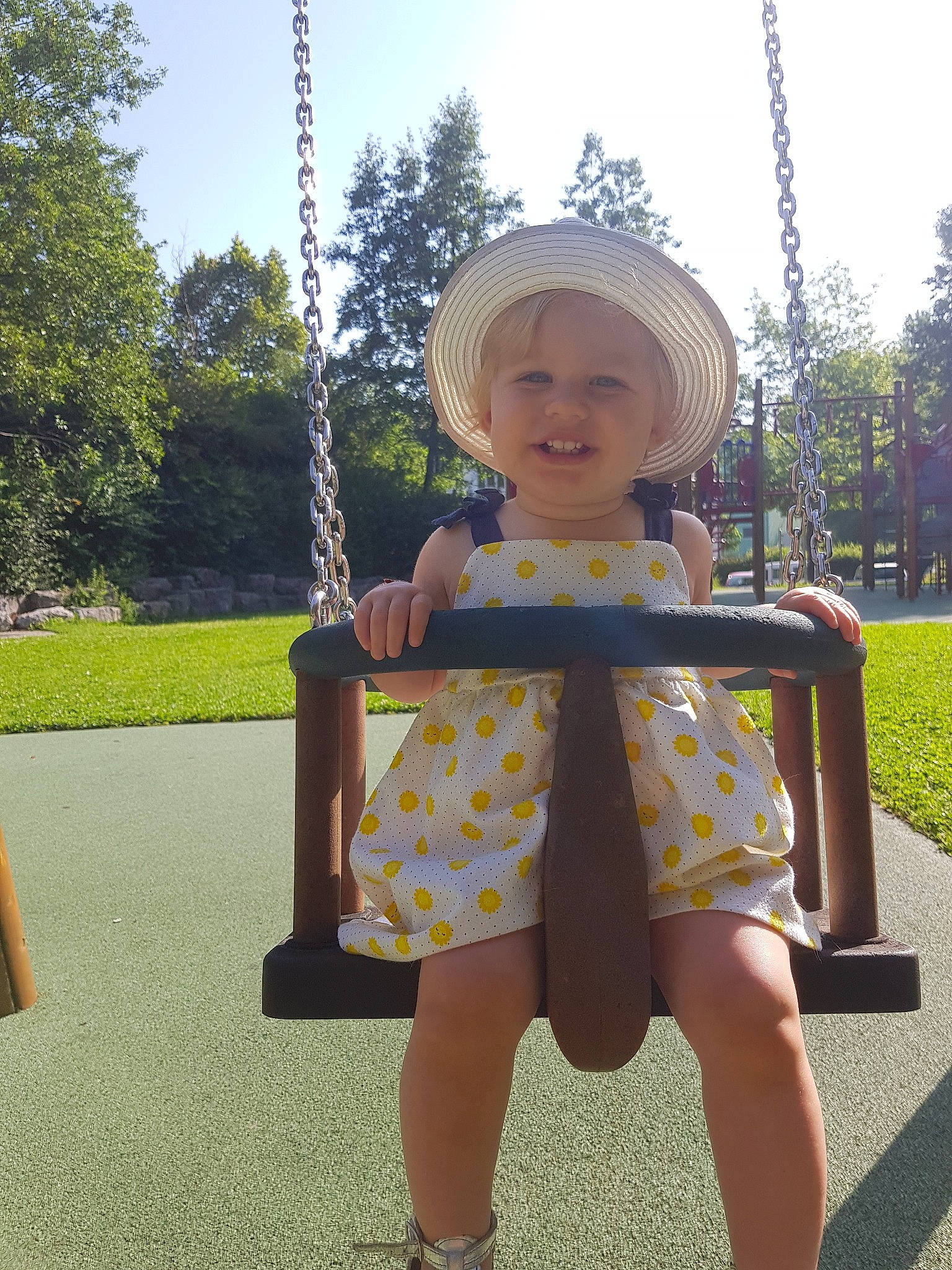 Olivia a rejoint le concours — aidez-le/la à gagner de superbes lots ! child, fun, outdoor_play_equipment, person, playground, public_space, recreation, smile, summer, swing, toddler, tree, vacation