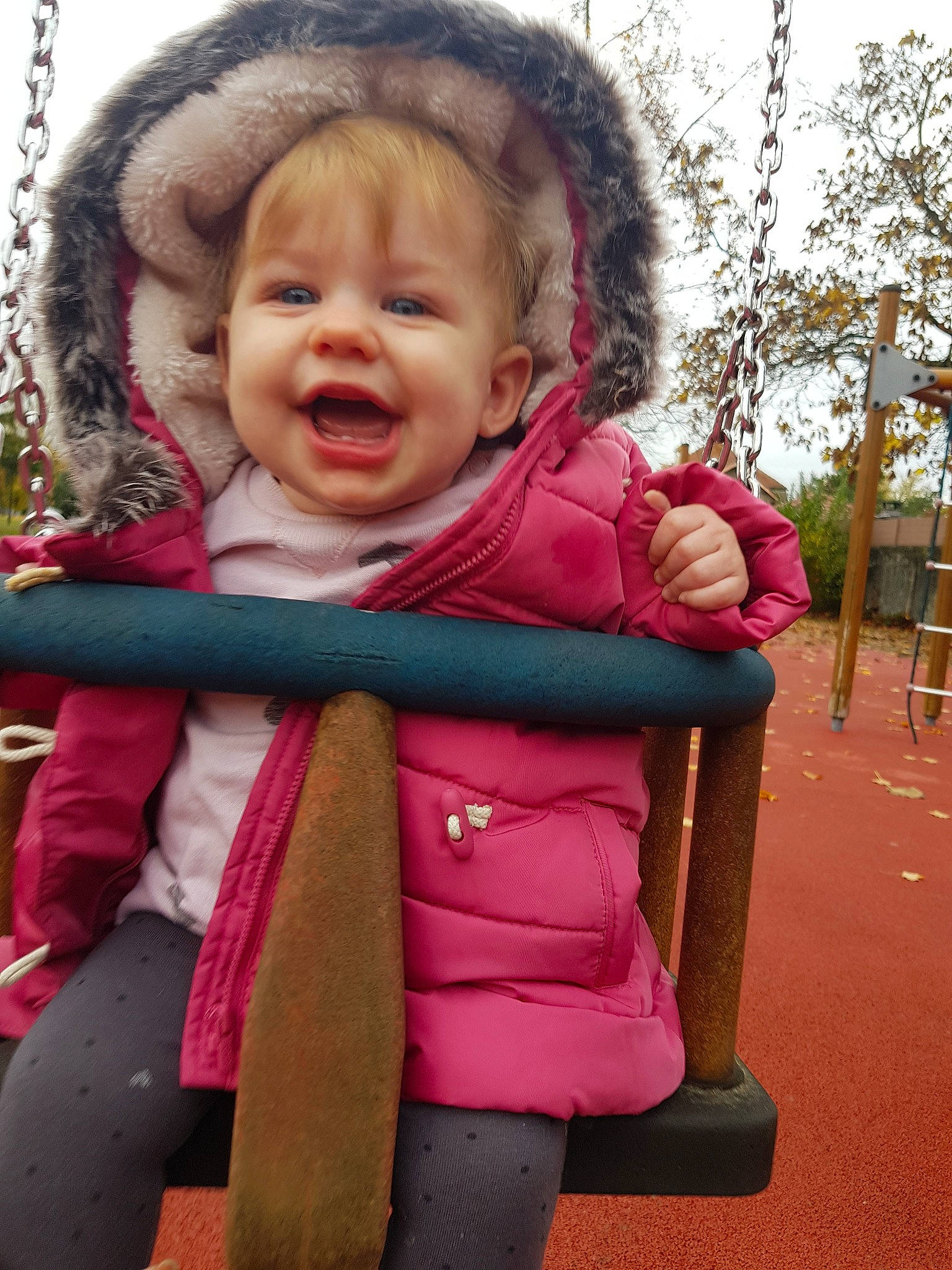 Olivia a rejoint le concours — aidez-le/la à gagner de superbes lots ! child, facial_expression, fun, girl, happiness, human, infant, magenta, outerwear, person, pink, play, product, purple, sitting, skin, smile, standing, toddler