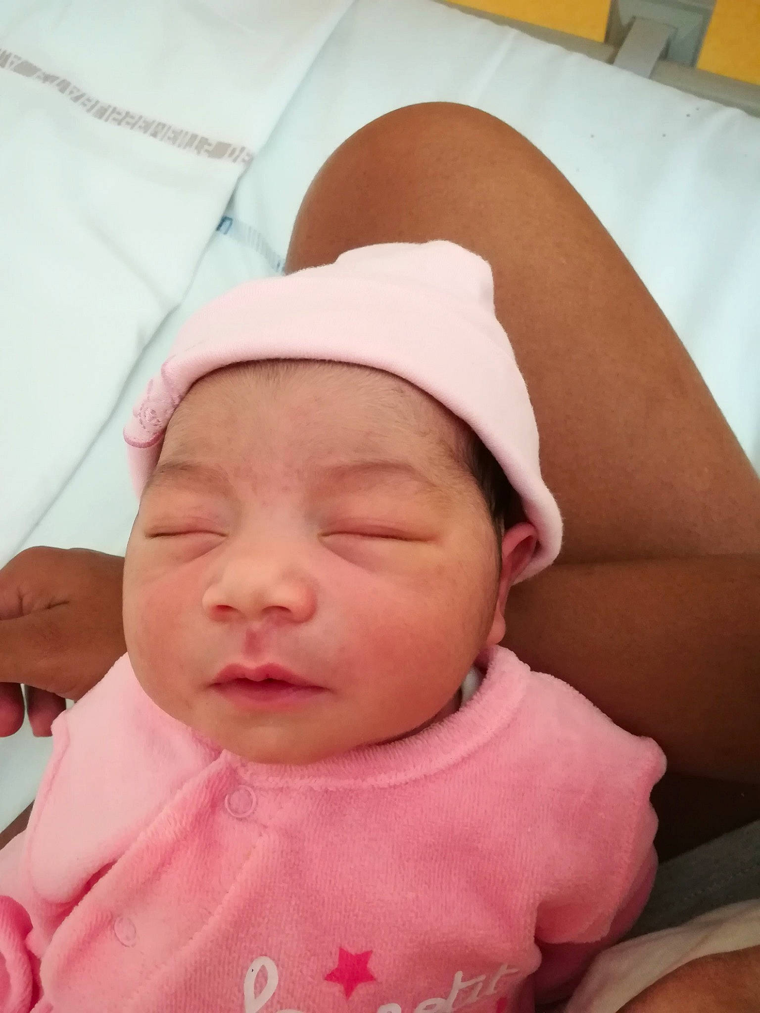 Pascaline participe au concours pour gagner de l'argent avec cette photo : baby, baby_sleeping, bedtime, birth, cheek, child, childbirth, face, head, headwear, linens, lip, mouth, nap, person, pink, skin, sleep, toddler