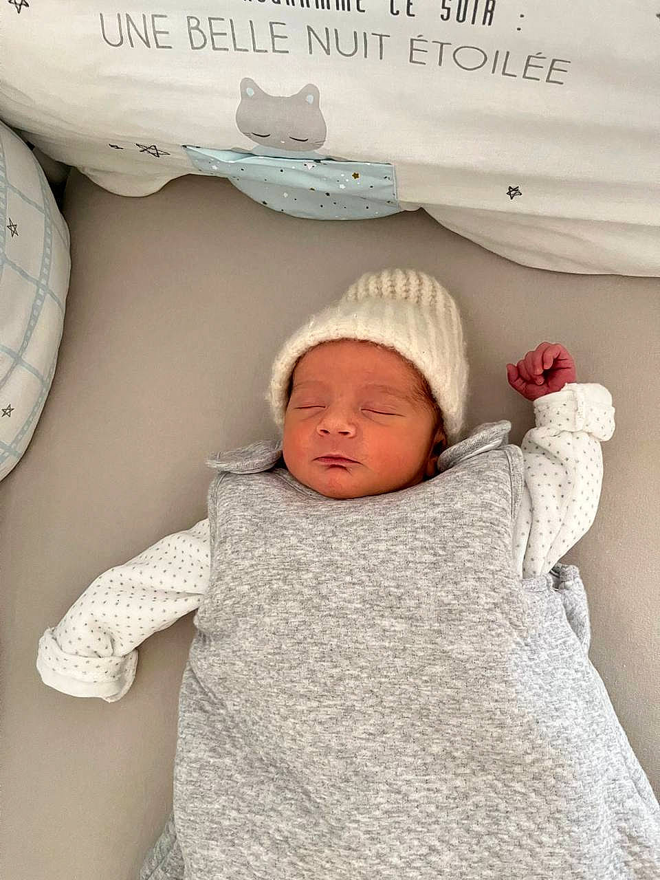 Lucas a rejoint le concours — aidez-le/la à gagner de superbes lots ! baby, baby_products, baby_safety, baby_sleeping, baby_toddler_clothing, bedding, bedtime, cap, child, comfort, font, happy, headwear, knit_cap, linens, pattern, person, room, sleeve, textile