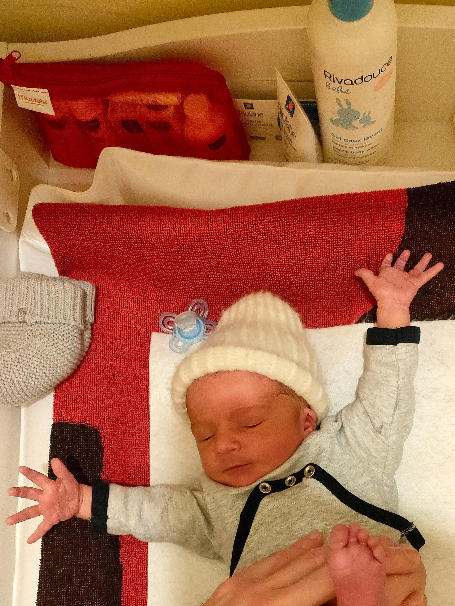 Lucas participe au concours pour gagner de l'argent avec cette photo : baby, baby_safety, baby_sleeping, baby_toddler_clothing, beauty, child, comfort, design, finger, gesture, linens, person, pillow, plastic_bottle, product, room, textile, throw_pillow, thumb, toddler