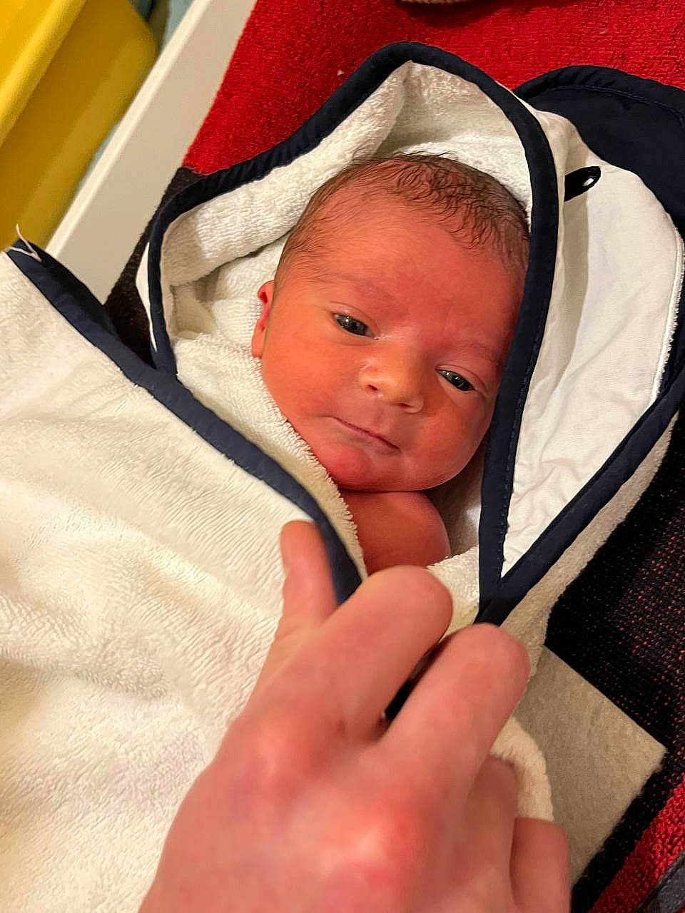 Lucas participe au concours pour gagner de l'argent avec cette photo : baby, baby_carriage, baby_products, baby_safety, baby_sleeping, baby_toddler_clothing, carmine, cheek, child, chin, comfort, eye, eyebrow, face, fashion_accessory, finger, gesture, head, person, thumb