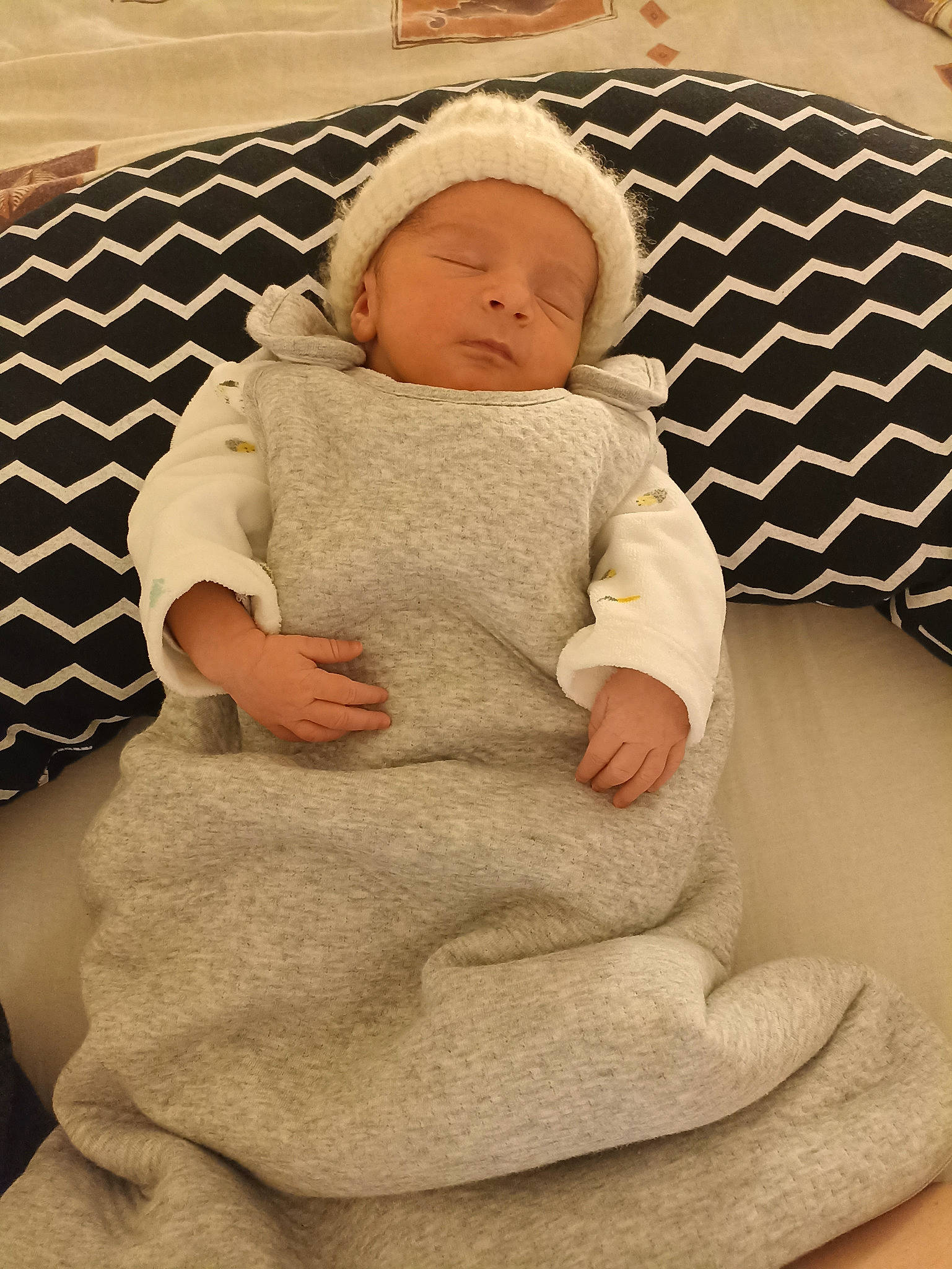 Lucas participe au concours pour gagner de l'argent avec cette photo : arm, baby, baby_products, baby_sleeping, baby_toddler_clothing, child, comfort, foot, human_leg, knee, linens, mesh, pattern, person, sitting, skin, sleeve, thigh, thumb, toddler