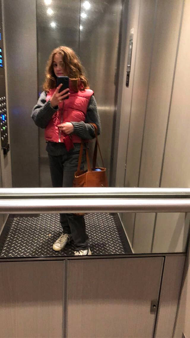 Apolline a rejoint le concours — aidez-le/la à gagner de superbes lots ! bag, blond, boot, eyewear, fashion_design, flooring, fun, glass, human_leg, jacket, joint, luggage_and_bags, person, public_transport, reflection, room, shoulder, sportswear, street_fashion, thigh