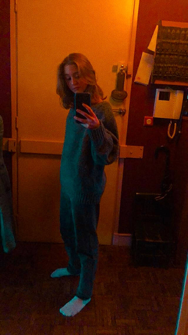 Apolline a rejoint le concours — aidez-le/la à gagner de superbes lots ! electric_blue, event, eyewear, facial_hair, floor, flooring, fun, fur, hardwood, human_leg, joint, knee, person, plaster, room, shoulder, sitting, standing, trunk, visual_arts