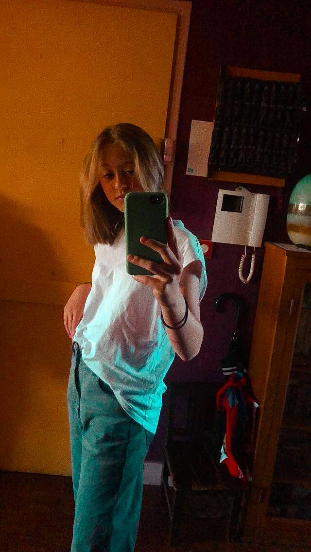 Apolline participe au concours pour gagner de l'argent avec cette photo : abdomen, chest, elbow, electric_blue, electronic_device, eyewear, finger, fun, gadget, gesture, long_hair, person, sleeve, sportswear, standing, t_shirt, thigh, thumb, trunk, waist