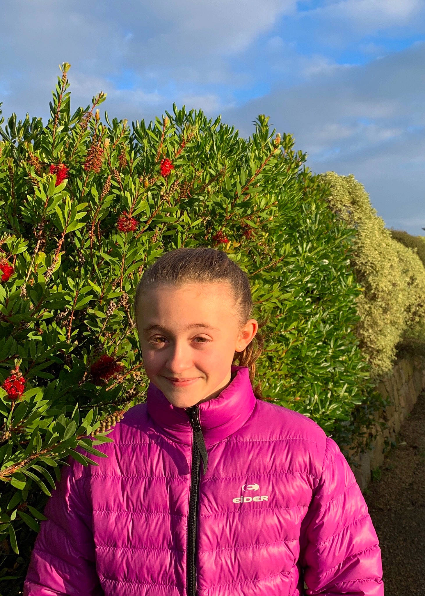 Apolline participe au concours pour gagner de l'argent avec cette photo : annual_plant, botany, cloud, fashion_accessory, flower, flowering_plant, grass, happy, joy, leisure, magenta, people_in_nature, person, plant, rose_family, rose_order, shrub, sky, sleeve, smile